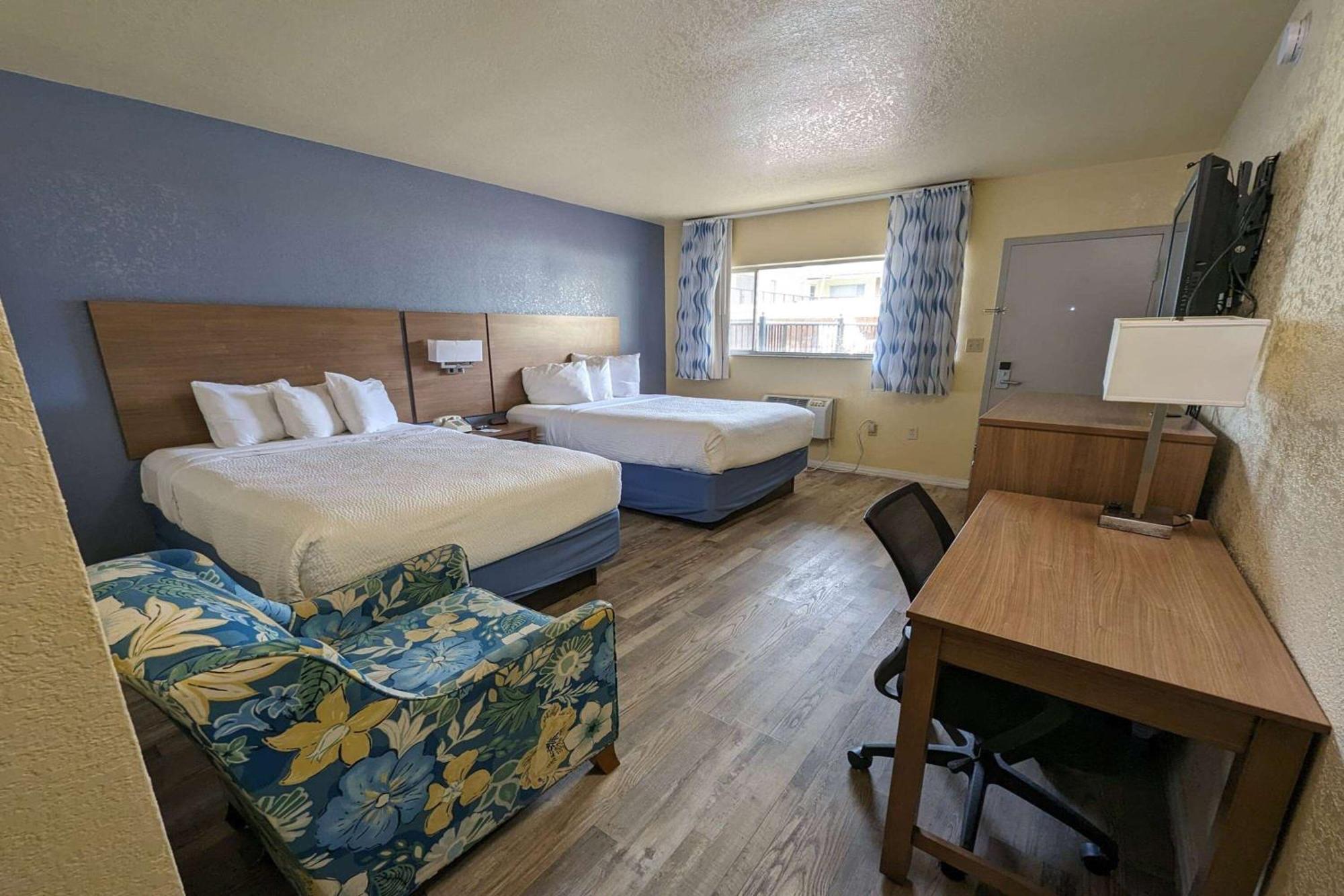 Double room 2Double Beds Mobility or Hearing Accessible Room Roll Shower Non-Smoking,1708601603:JPEG